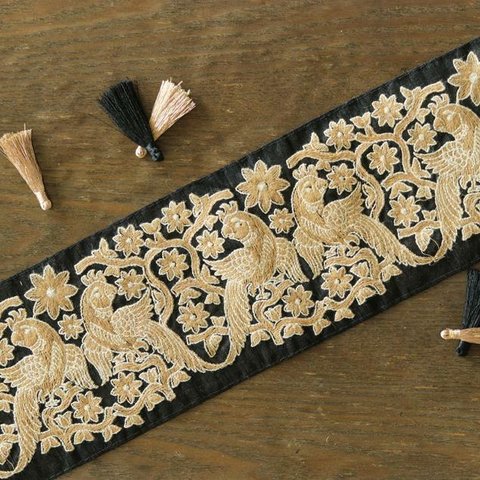 インド刺繍リボン シルク生地 鳥 インコ オウム 黒 ベージュ 花 布 はぎれ