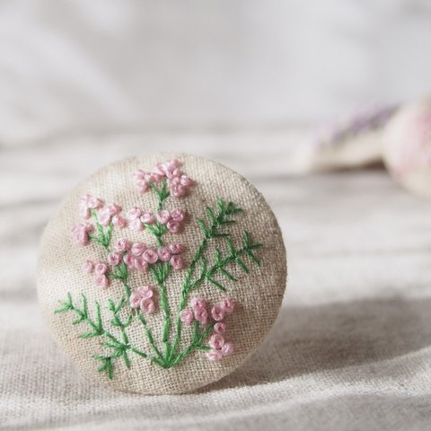 刺繍ブローチ 春の花　ヘアゴム可 くるみボタン　送料無料