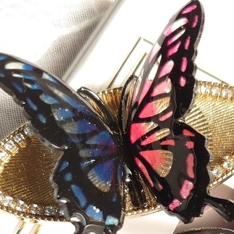 羽ばたく蝶々のヘアクリップ(青×赤) 立体