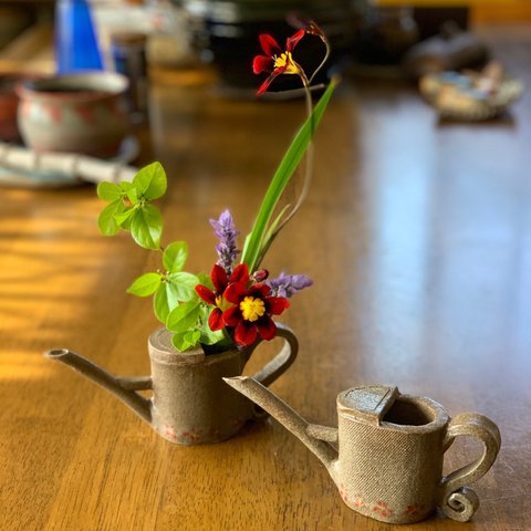 小さなジョウロの花瓶　陶器