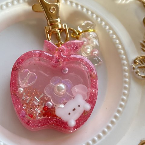 *⋆⸜𝐧𝐞𝐰⸝⋆*ひょっこりしろくまちゃんの🐻‍❄️りんご🍎のシャカシャカキーホルダー "くまちゃん　シャカシャカ　キーホルダー　シャカシャカレジン　りんご　林檎　バッグチャーム　シェイカー"