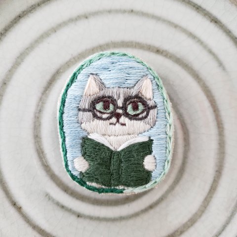 めがね猫刺繍ブローチ【受注製作】