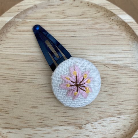 桜の刺繍のくるみボタンのパッチンピン（小さめ･ピンク）