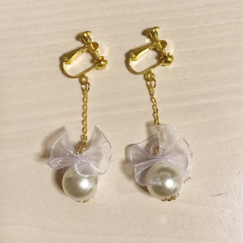 リボン&ホワイトパールのイヤリング【ピアス】