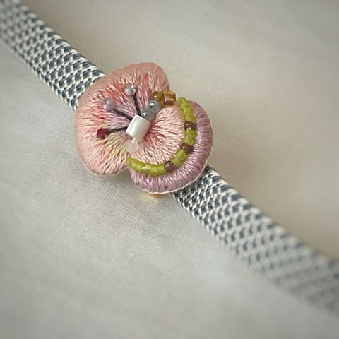  蝶々　ピンク　刺繍帯留め