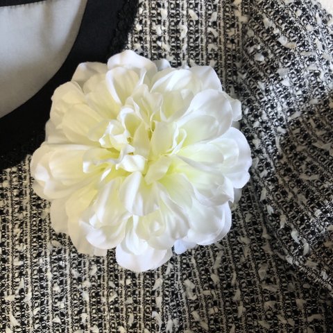【55％OFF】コサージュ　どんな洋服にも合うお洒落な白  シンプル  ダリア　人気　白　造花　アーティフィシャルフラワー