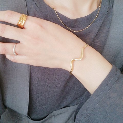 ◊ 変形うねり gold bangle ◊　バングル　ブレスレット　調節可能　ゴールド　s925　シルバー925  アレルギー対応　 細め　華奢　ゴールドバングル　ゴールドブレスレット　 春