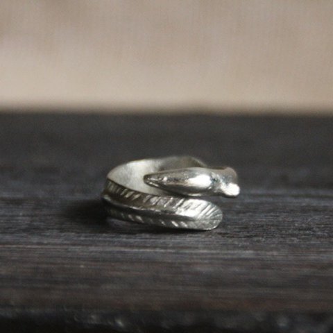錫製　ウナギのリング