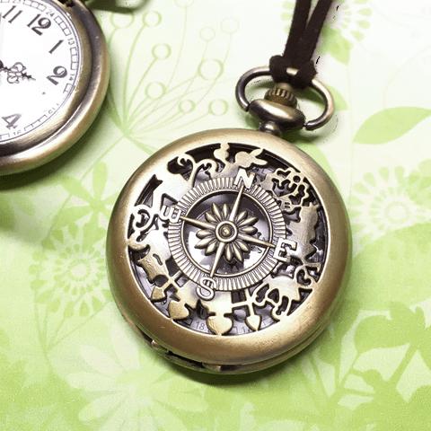 飾り蓋の美しい不思議の国のアリスの懐中時計のペンダント（紐またはチェーン）