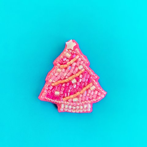 針葉樹のクリスマスツリー magenta pink【ブローチ/ヘアゴム/ボールチェーン】