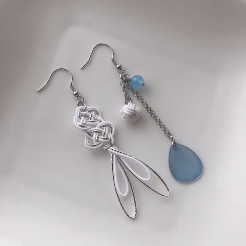 水引　金魚のアシンメトリーピアス【白銀】