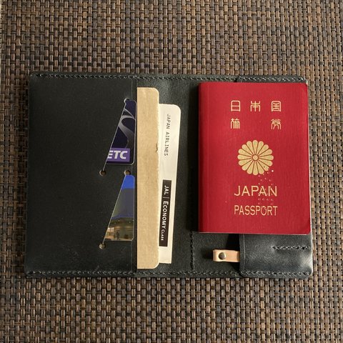 【右旅券 黒床革】国際免許証＆SIMカードが入るパスポートケース  PPC-06Rbk2 ヌメ床革 旅券入 240223