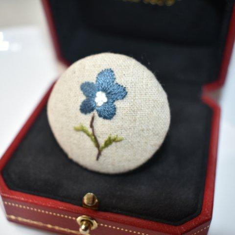 小さいお花の刺繍ブローチ