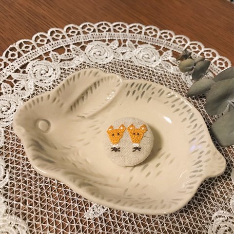 ふたごのキツネさん　刺繍くるみボタン