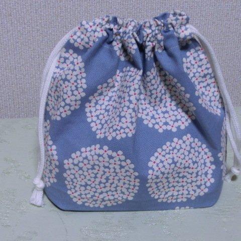 再販⑤ アジサイ（北欧柄）ブルー地×白花赤花芯 20×24.5まち10　巾着　