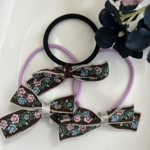 お花刺繍　チロリアンテープのリボンヘアゴム