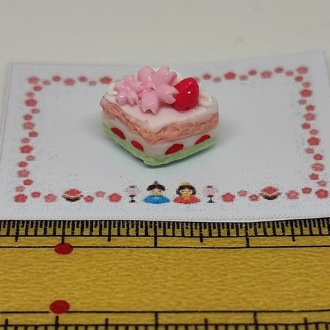 ミニチュアフード ひし餅風桜のケーキ　ベリーなし桜多め