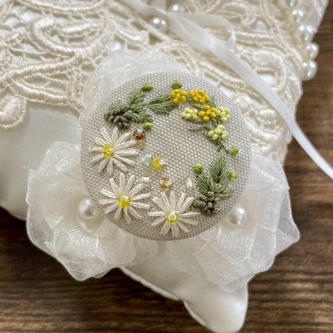 刺繍ブローチorヘアゴム✳︎マーガレットとミモザのリースbotanical