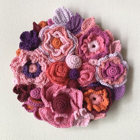 かぎ針編み　花のオーナメント　壁飾り　壁掛け　ウォールデコ　刺繍糸　かぎ針編み　あみぐるみ　編みぐるみ