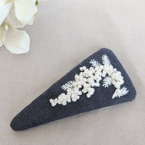 モノトーンミモザの三角パッチンピン［7cm］　ボタニカル刺繍