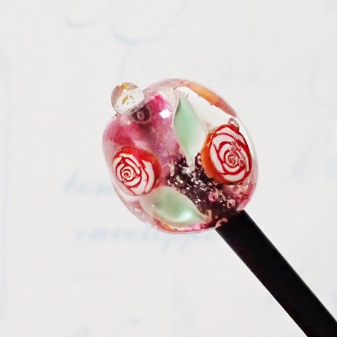 ≪ハンドメイド　かんざし＊赤いバラのとんぼ玉　ガラス製≫