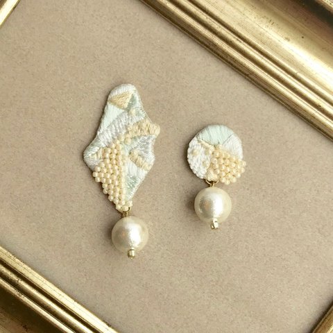 snow cloud+ white pearl刺繍ピアスorイヤリング