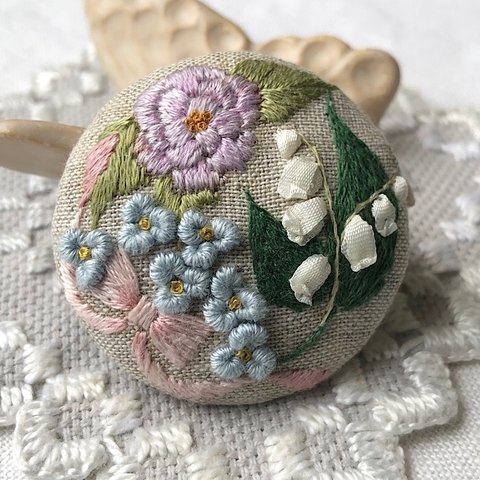 「すずらんとお花とリボンと」刺繍ブローチ　リボン刺繍