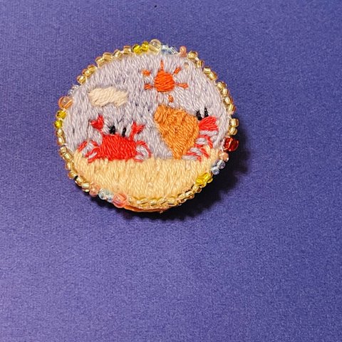 刺繍ブローチ　カニとヤドカリ