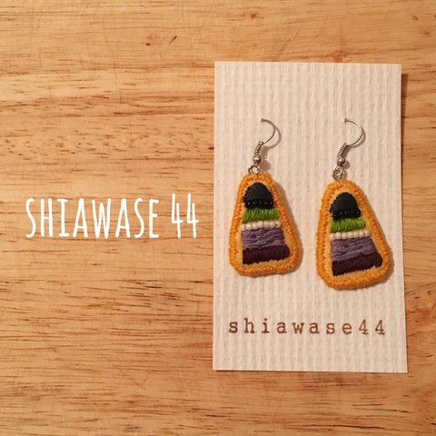 【送料込み】ビーズ刺繍ピアス