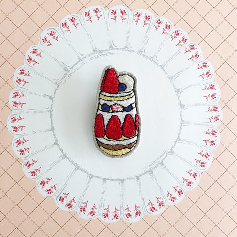 イチゴのパフェ　刺繍ブローチ