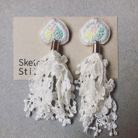 white fringe×flower刺繍ピアス