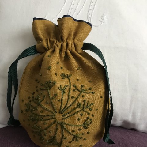 小さなポーチ　手刺繍