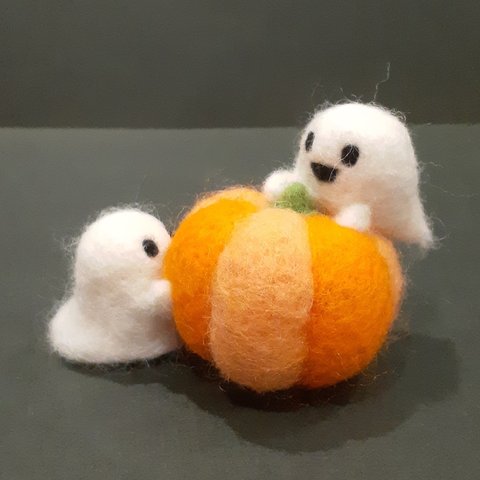 羊毛フェルトのハロウィン飾り　カボチャとおばけちゃん