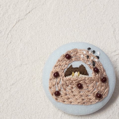 【手刺繍】お赤飯むすびと猫のブローチ