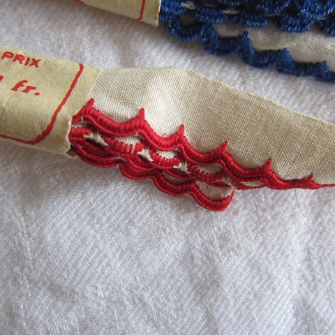 フランスヴィンテージ 赤 スカラップ 刺繍 テープ 125cm