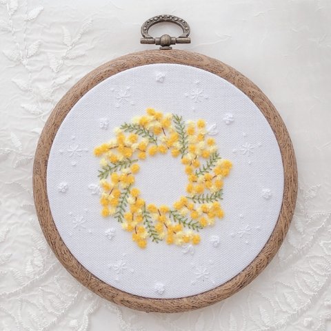 刺繍フレーム　ふわふわミモザリース×ホワイト　花　ボタニカル　インテリア雑貨　壁飾り　