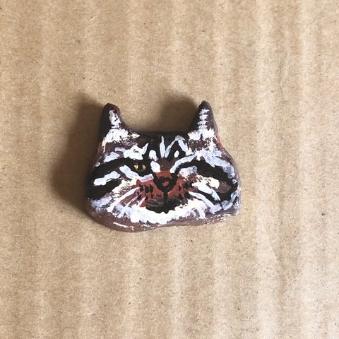 【送料無料】 石粉粘土ブローチ   「キジトラ猫」