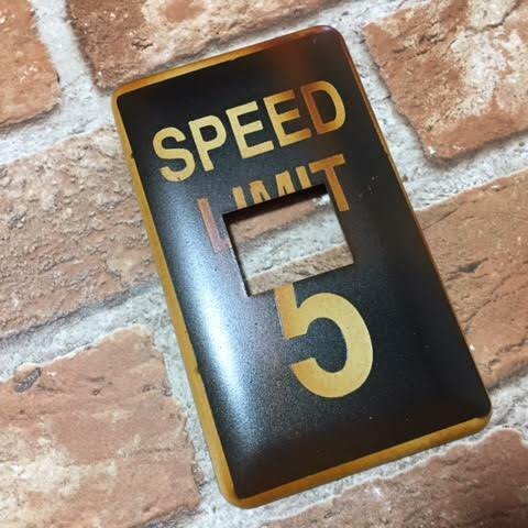 送料無料!コンセントカバー　スイッチカバー　SPEED  LIMIT 5 サビ塗装