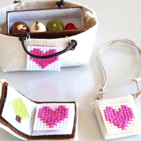 クロスステッチで簡単　【ハート】ワンポイント刺繍キット　ドール用トート　ショルダーバッグ　豆本もつくれます