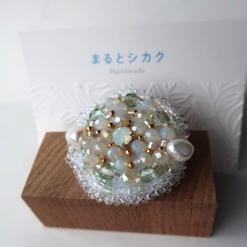 ブローチ 【イノセントのサークル】ビーズ 刺繍