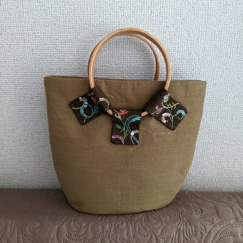 ウッドハンドルの刺繍バッグ👜　送料無料！