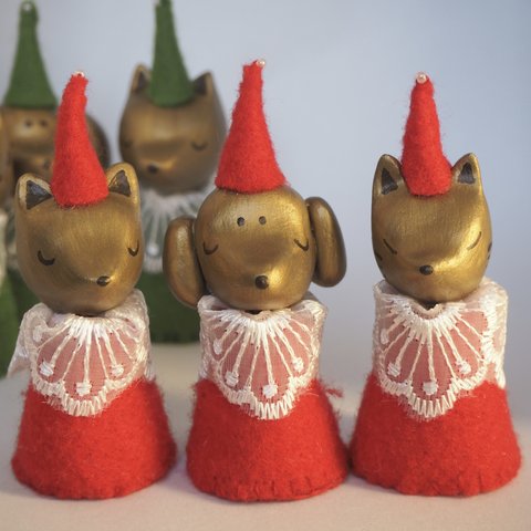 クリスマスの装い　赤の猫