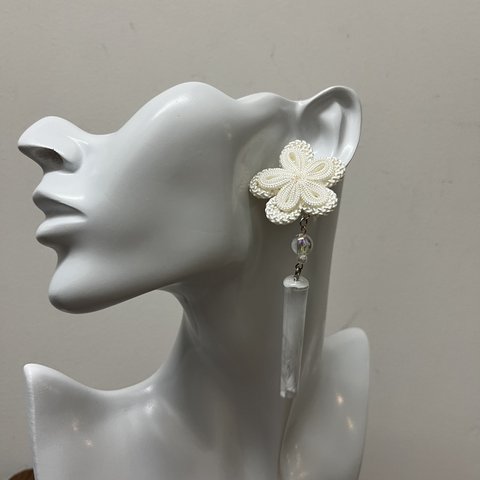 白いお花のクリアピアス