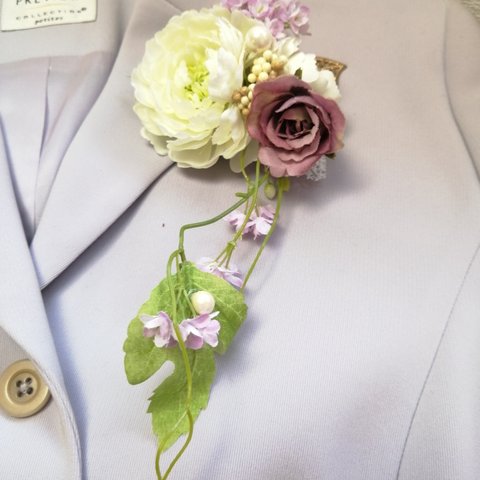 コサージュ🌸Corsage　スカビオーサ　モーブ色 入学入園　結婚式　ラナンキュラス、ビバーナム＆ゴールドメタルリーフ