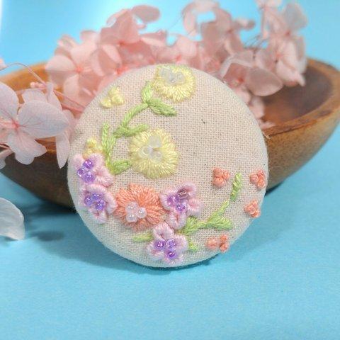 【刺繍　くるみボタン　ブローチ】パステルカラーの小花たち