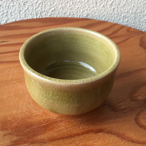 淡黄緑の小鉢