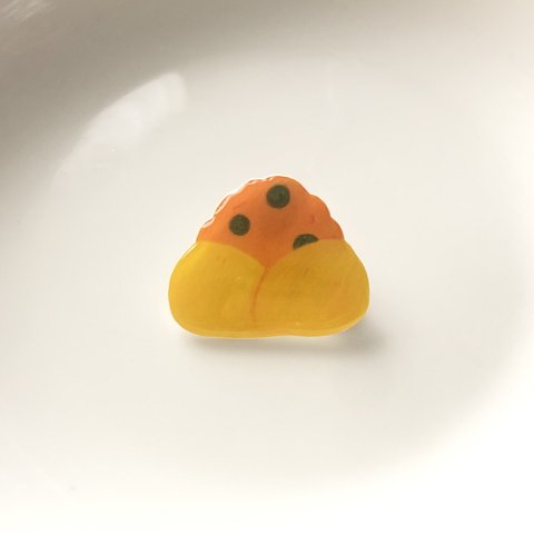 ぷっくりオムすびのブローチ