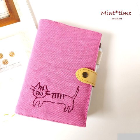 猫 刺繍*ほぼ日手帳(オリジナル)カバー 留め具で開き防止 ペンホルダー付き 文庫本(A6サイズ) 布 ハンプ ふんわりカバー  2023年手書きの手帳 日記に ヴィンテージ*ピンク