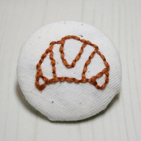 クロワッサン＊刺繍ブローチ＊くるみボタン