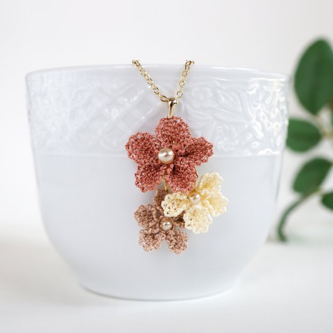 送料無料[針と絹糸で編んだ可憐なお花]シルクイーネオヤ(トルコ刺繍･レース)3つのお花が揺れる大ぶりネックレス(アジャスター付)　ギフトラッピング無料　ストロベリーピンク×ホワイト　春色